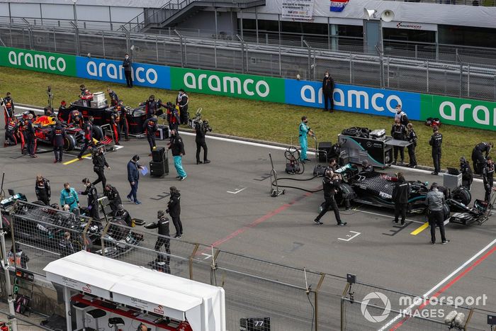 Mecánicos en la parrilla con Valtteri Bottas, Mercedes F1 W11, Lewis Hamilton, Mercedes F1 W11, y Max Verstappen, Red Bull Racing RB16