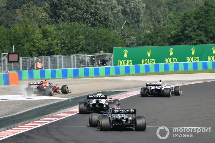 Max Verstappen, Red Bull Racing RB16B, se desplaza mientras lucha con Mick Schumacher, Haas VF-21