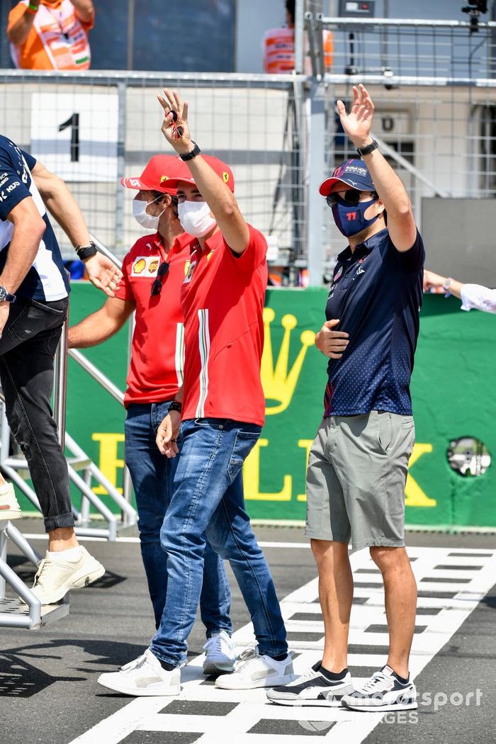 Charles Leclerc, Ferrari, Sergio Pérez, Red Bull Racing en el desfile de pilotos