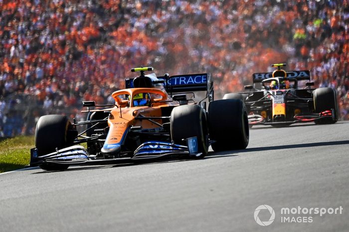 Lando Norris, McLaren MCL35M, Sergio Pérez, Red Bull Racing RB16B
