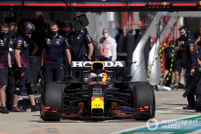 Max Verstappen, Red Bull Racing RB16B, sale del garaje