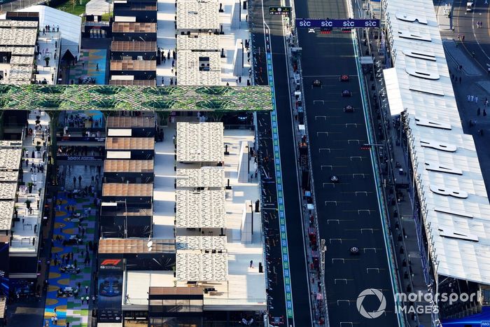 Los pilotos se alinean para practicar sus procedimientos de salida al final de la FP1