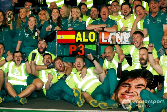 El equipo Aston Martin celebra con Fernando Alonso, Aston Martin F1 Team su tercer lugar