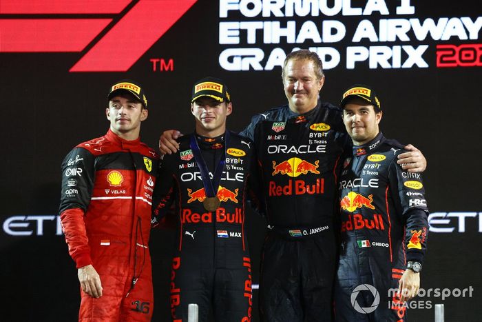 Podio: segundo lugar Charles Leclerc, Ferrari, ganador Max Verstappen, Red Bull Racing, Olaf Janssen, líder del Grupo de Infraestructura en Pista, Red Bull Racing, Tercer lugar Sergio Pérez, Red Bull Racing