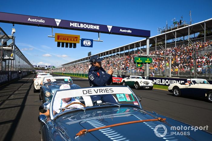 Nyck de Vries, Scuderia AlphaTauri en el desfile de pilotos