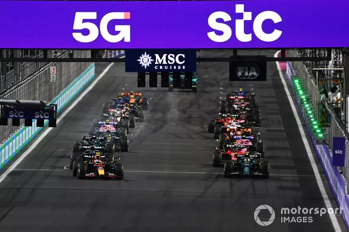 Sergio Pérez, Red Bull Racing RB19, Fernando Alonso, Aston Martin AMR23, lideran la salida.