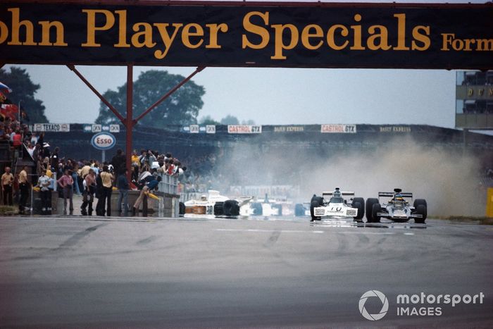 Ganador de la pole Ronnie Peterson, Lotus 72D Ford, Carlos Reutemann, Brabham BT42 Ford mientras Jody Scheckter, McLaren M23 Ford hace un trompo
