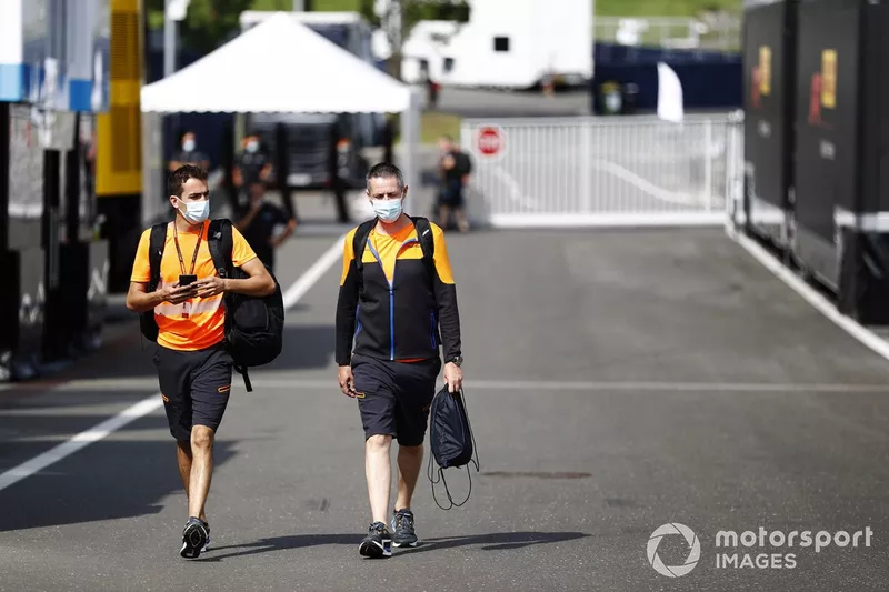 Miembros de McLaren en el paddock