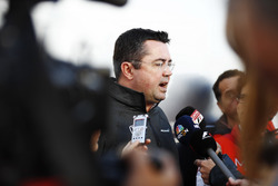 Eric Boullier, directeur de la compétition, McLaren, est interviewé par les médias