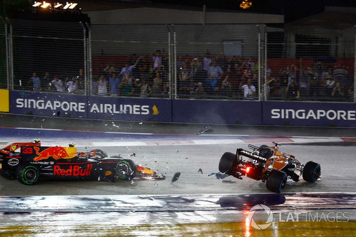  Fernando Alonso, McLaren MCL32 involved in the collision, Max Verstappen, Red Bull Racing RB13 anDrivers Kimi Raikkonen, Ferrari SF70H