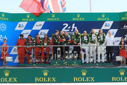 Podio GTE AM: al primo posto Robert Smith, Will Stevens, Dries Vanthoor, JMW Motorsport, al secondo posto Duncan Cameron, Aaron Scott, Marco Cioci, Spirit of Race, al terzo posto Cooper MacNeil, Bill Sweedler, Townsend Bell, Scuderia Corsa