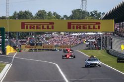 Coche de seguridad lleva el grupo