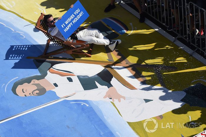 Fernando Alonso, McLaren en una reposera en parc ferme