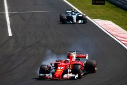 Kimi Raikkonen, Ferrari SF70H,va al bloccaggio davanti a Valtteri Bottas, Mercedes AMG F1 W08