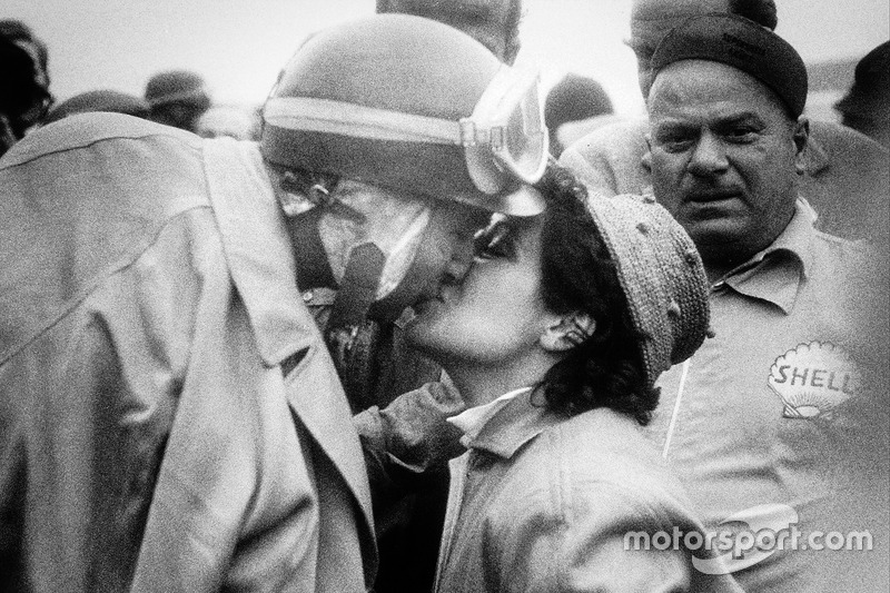 Le vainqueur Juan Manuel Fangio, Lancia-Ferrari D50, embrasse sa femme après la course