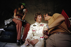Jochen Rindt, zaman tutucusu eşi Nina ve Lotus takım patronu Colin Chapman