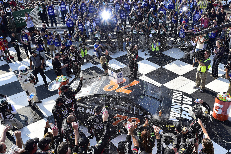 4. Yarış galibi Martin Truex Jr., Furniture Row Racing Toyota