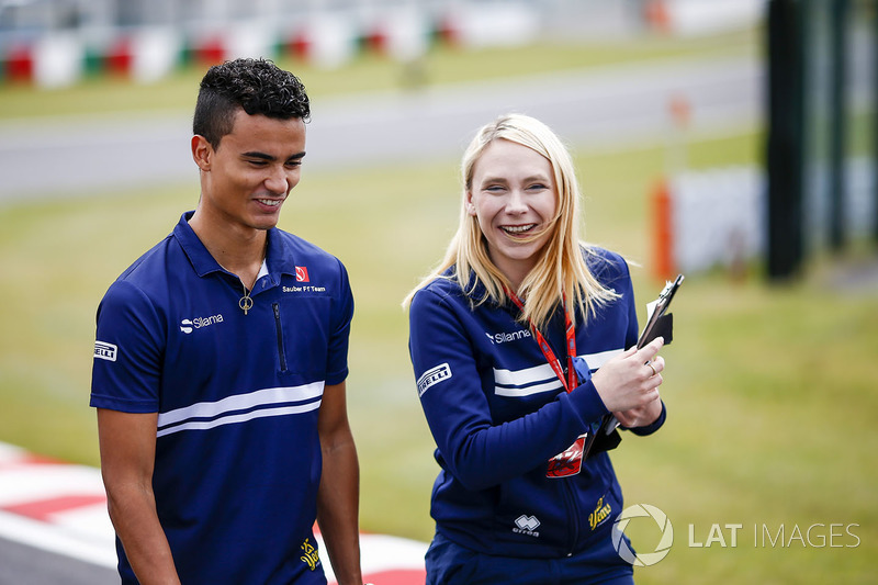 Pascal Wehrlein, Sauber, Ruth Buscombe, Senior Strategy Engineer, Sauber F1 Team