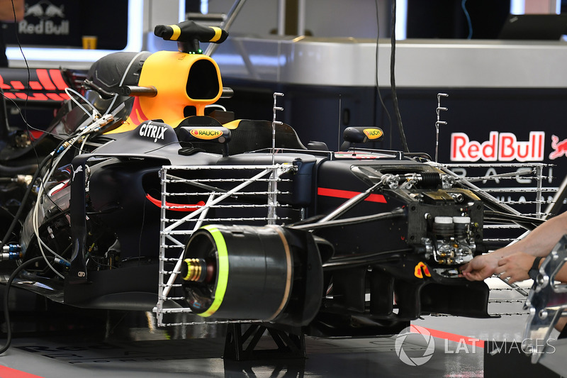 Une Red Bull Racing RB13 dans le garage avec des capteurs aéro