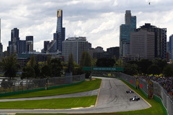 Pascal Wehrlein, Sauber C36, lidera a Daniil Kvyat, Scuderia Toro Rosso STR12
