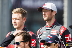 Kevin Magnussen, Haas F1 Team, et Romain Grosjean, Haas F1 Team