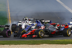 Kevin Magnussen, Haas F1 Team VF-17, Marcus Ericsson, Sauber C36, and Lance Stroll, Williams FW40, chase the pack at the start