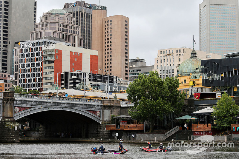 Daniel Ricciardo, Red Bull Racing y Max Verstappen, Red Bull Racing en un bote de carreras en el río