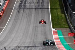 Valtteri Bottas, Mercedes AMG F1 W08, Sebastian Vettel, Ferrari SF70H