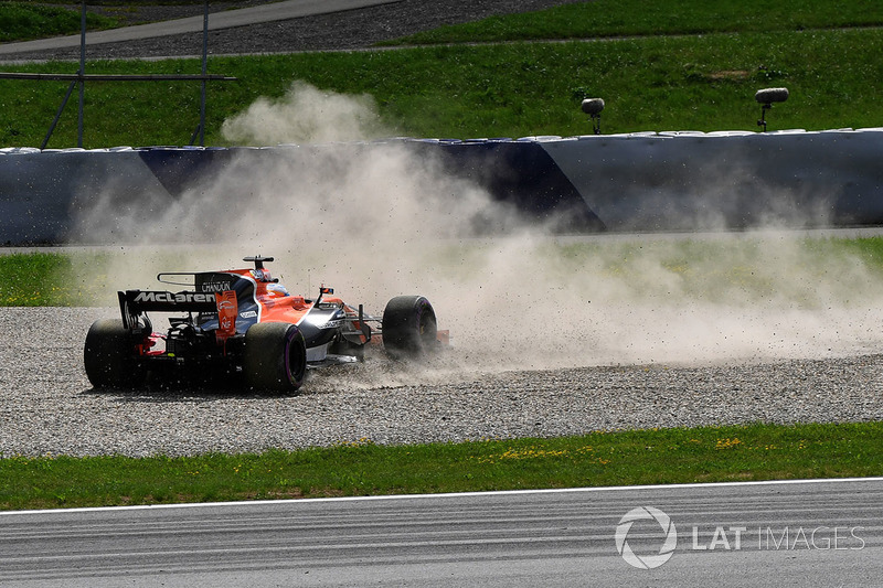 Фернандо Алонсо, McLaren MCL32, розвертається у гравії