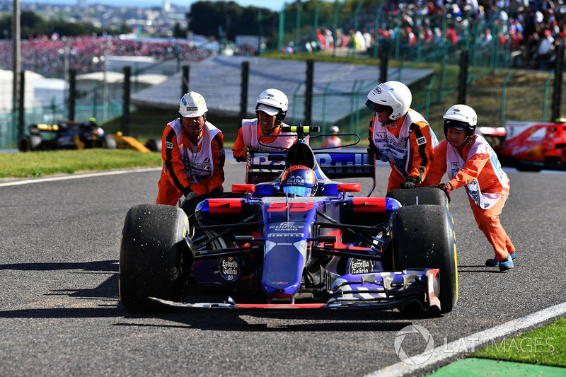 Carlos Sainz Jr., Scuderia Toro Rosso STR12 est poussé par les commissaires après son abandon