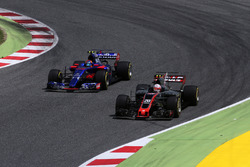 Carlos Sainz Jr., Scuderia Toro Rosso STR12 and Kevin Magnussen, Haas F1 Team VF-17 battle