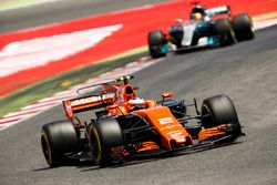 Stoffel Vandoorne, McLaren MCL32, Lewis Hamilton, Mercedes AMG F1 W08