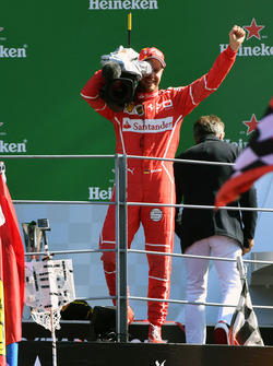 Sebastian Vettel, Ferrari, sur le podium avec une caméra TV