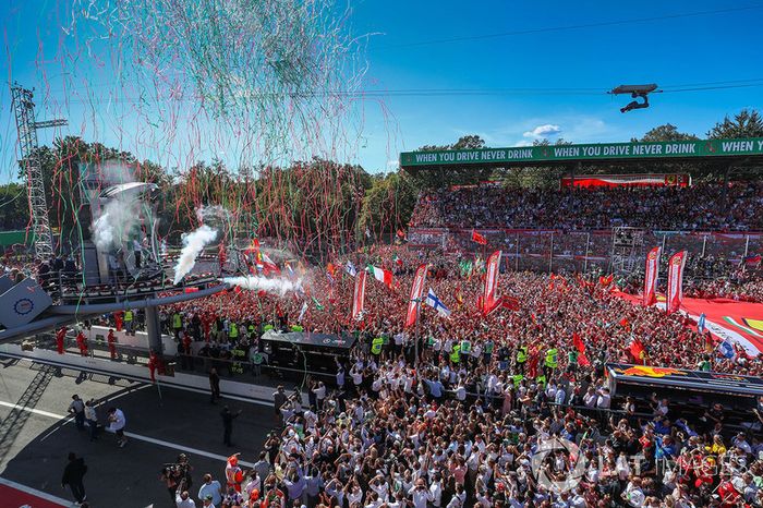 Sebastian Vettel, Ferrari, Lewis Hamilton, Mercedes AMG F1 y Valtteri Bottas, Mercedes AMG F1 celebran