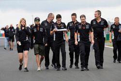 Sergio Pérez, Force India y Bernie Collins, Force India ingeniero de estrategia camina en la pista c