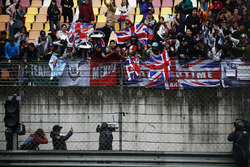 Lewis Hamilton, Mercedes AMG, donne des casquettes aux fans