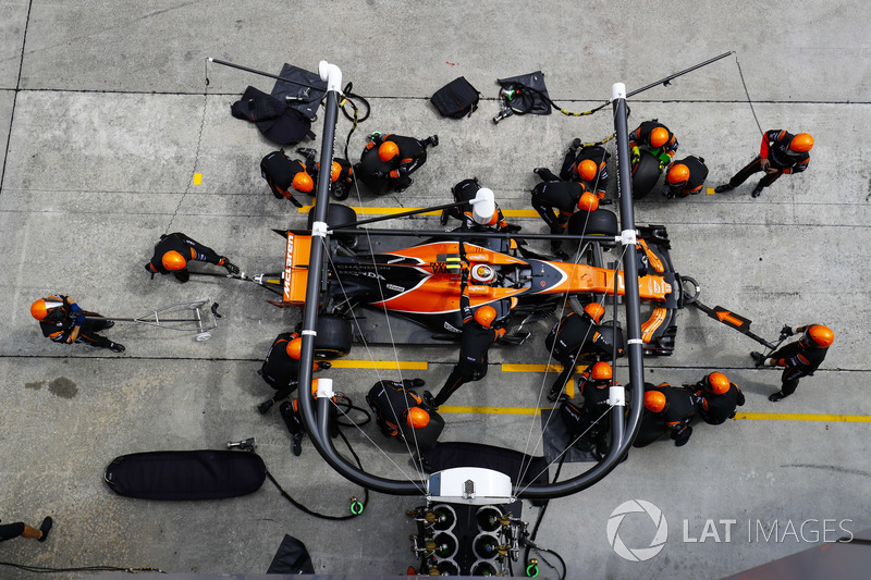 Stoffel Vandoorne, McLaren MCL32, pit stop action