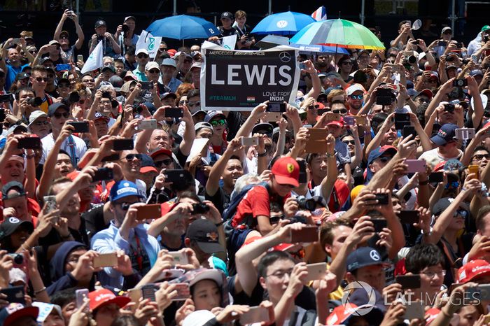 Com os carros na pista, os torcedores tentavam registrar os momentos finais da F1 no país.