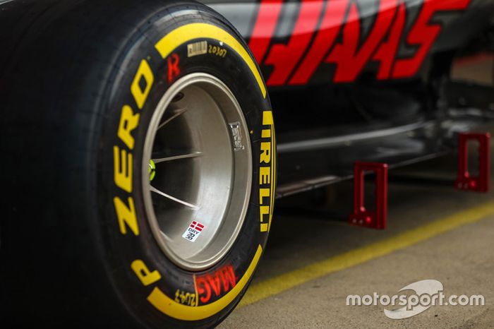 Neumáticos Pirelli en el Haas VF-17 y llantas