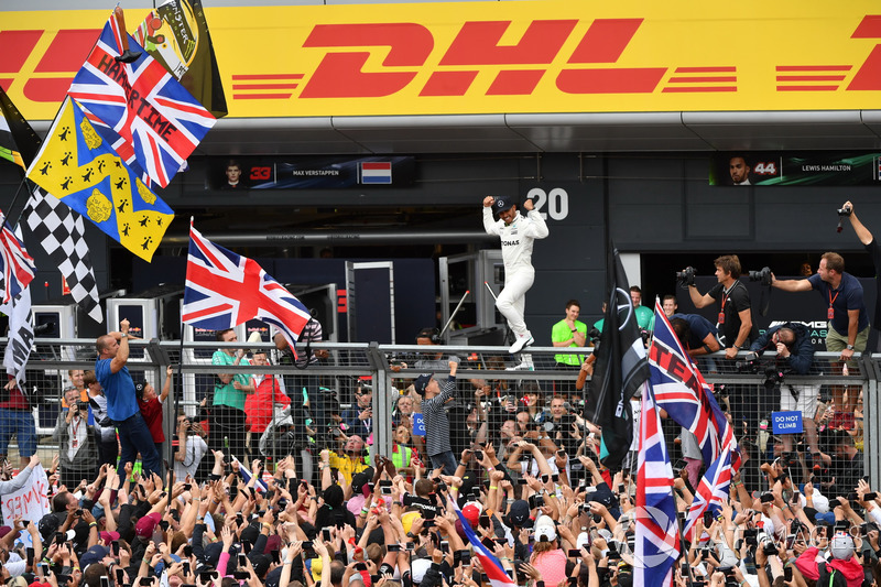 Race winner Lewis Hamilton, Mercedes AMG F1 celebrates with the fans