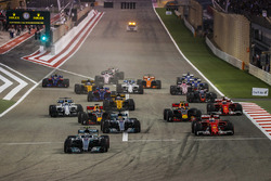Valtteri Bottas, Mercedes F1 W08, Sebastian Vettel, Ferrari SF70H, Lewis Hamilton, Mercedes F1 W08, Max Verstappen, Red Bull Racing RB13, Daniel Ricciardo, Red Bull Racing RB13, Kimi Raikkonen, Ferrari SF70H at the start