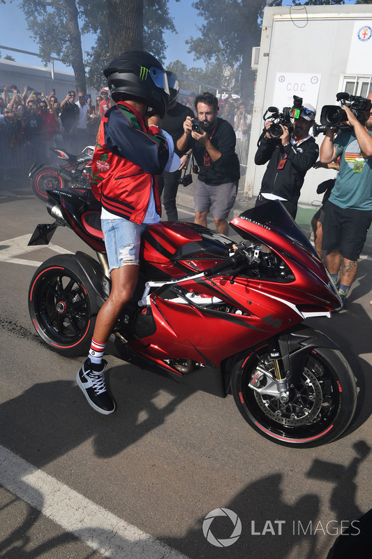 Lewis Hamilton, Mercedes AMG F1 llega en su moto