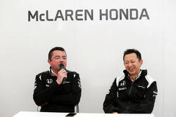 (зліва направо): Голова McLaren Racing Ерік Бульє і Юсуке Хасегава, Head of Honda F1 Programme