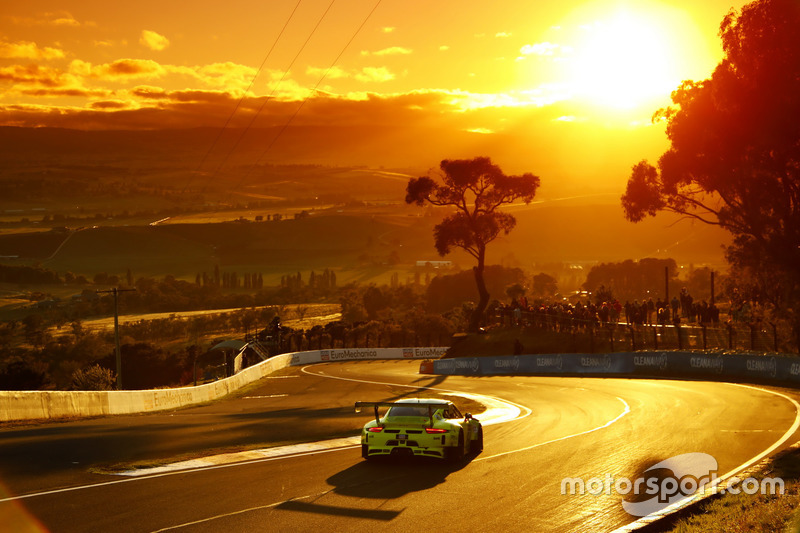 #911 Manthey Racing Porsche 911 GT3 R: Romain Dumas, Frédéric Makowiecki, Dirk Werner