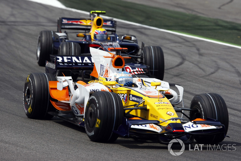 Fernando Alonso, Renault F1 Team R28 y David Coulthard, Red Bull Racing RB4