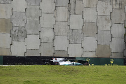 Lewis Hamilton, Mercedes-Benz F1 W08 crashed in Q1