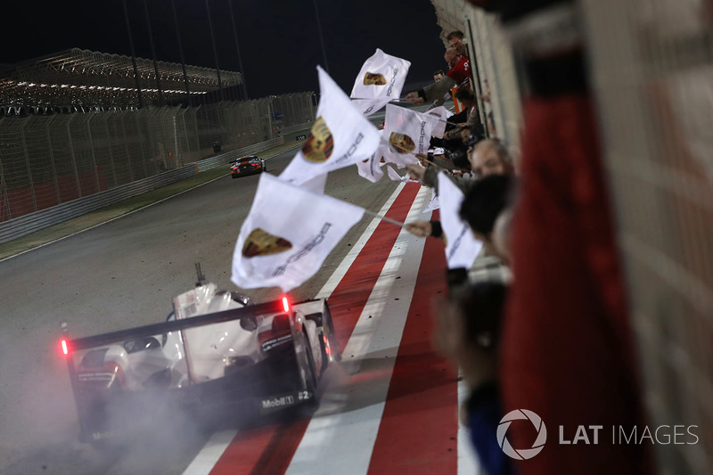 Al secondo posto #2 Porsche Team Porsche 919 Hybrid: Timo Bernhard, Earl Bamber, Brendon Hartley