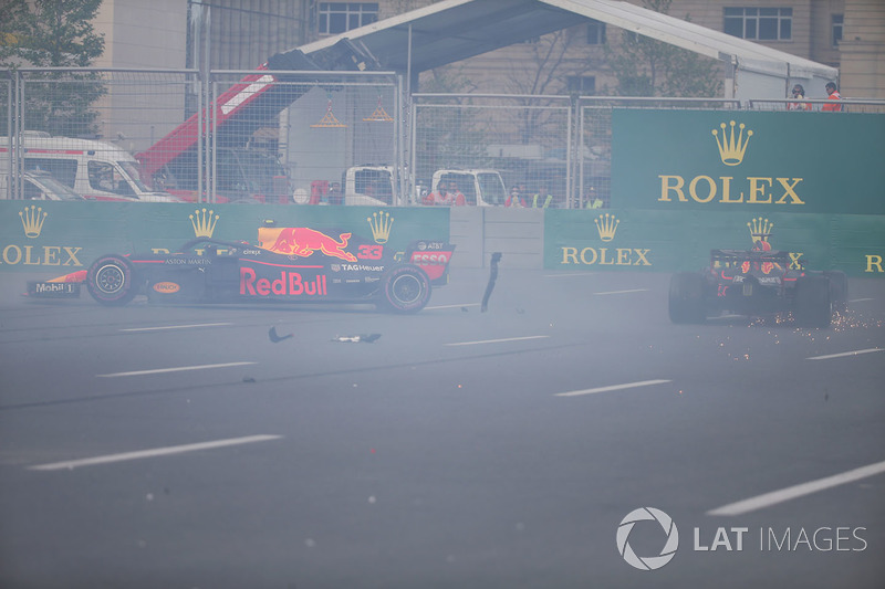 Choque de Max Verstappen, Red Bull Racing RB14 y Daniel Ricciardo, Red Bull Racing RB14