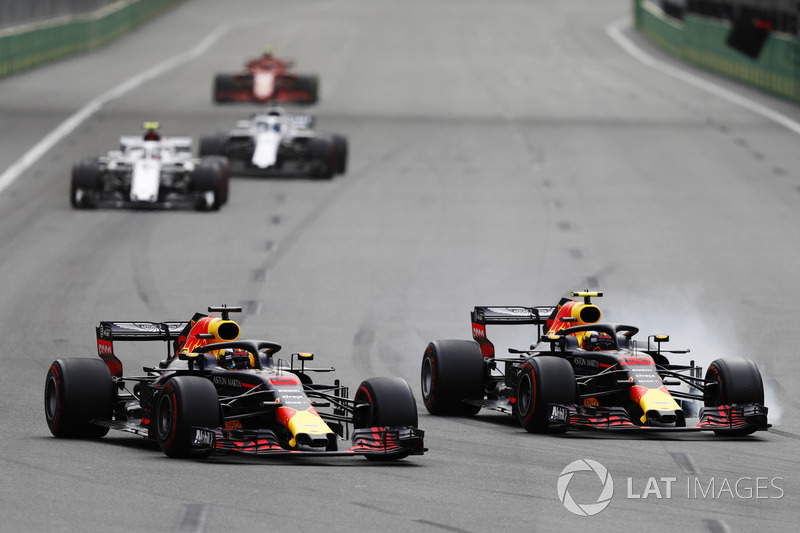 Duel Daniel Ricciardo, Red Bull Racing RB14 Tag Heuer, dengan Max Verstappen, Red Bull Racing RB14 Tag Heuer