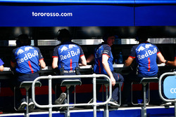 Toro Rosso engineers on the pit wall